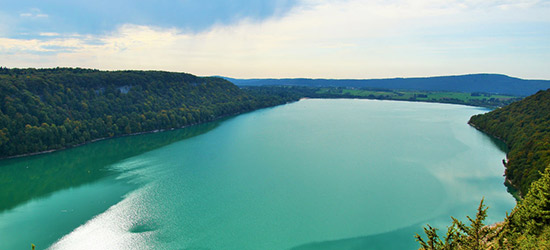 CAMPING NATURE BORD DE LAC DANS LE JURA
