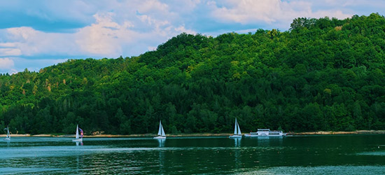 CAMPING 3 ETOILES JURA EN BORD DE LAC 