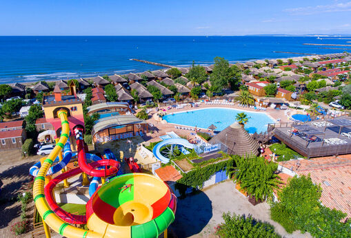 <span><strong>Face à la Méditerranée</strong>, dans la <strong>station balnéaire</strong> du <strong>Grau-du-Roi</strong> avec <strong>accès direct à la plage</strong></span>