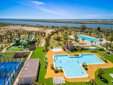 <span>à seulement 1h de Port Aventura et à 2km de la plage de Riumar</span>