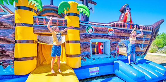 Jeux gonflables avec enfants jouant à l'intérieur